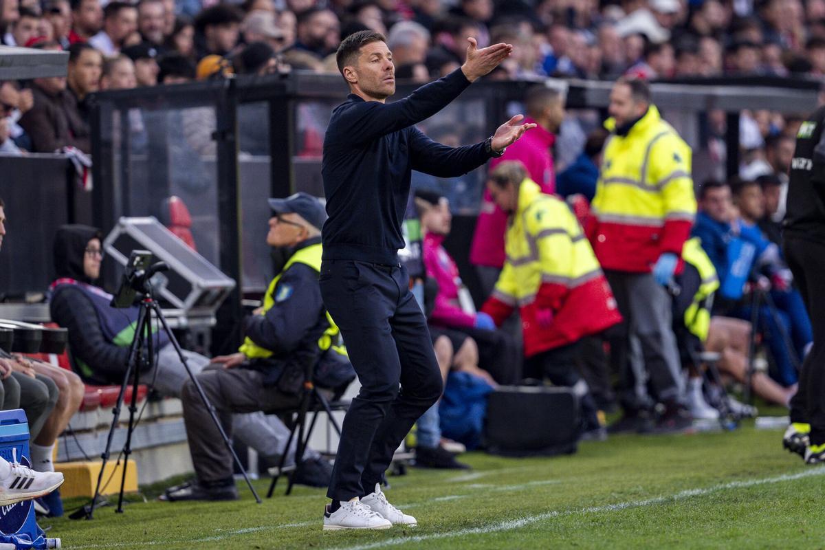 Xabi Alonso da órdenes a sus jugadores en el partido entre el Rayo Vallecano y Real Madrid