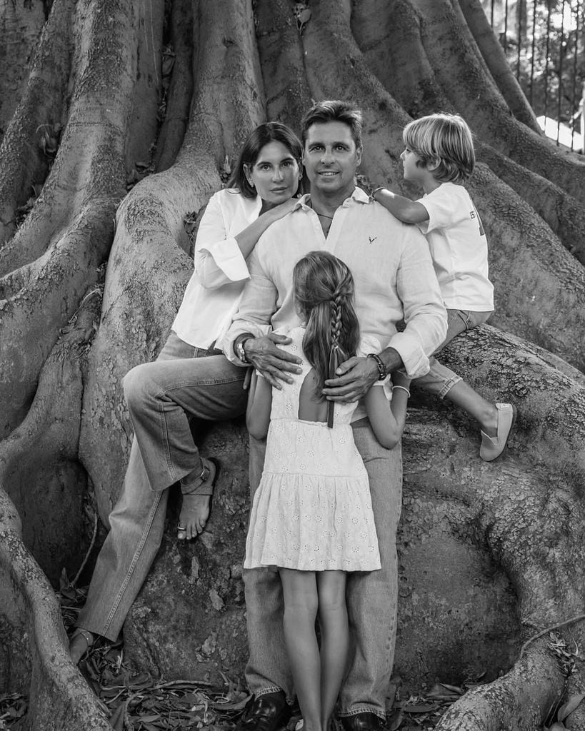 Francisco Rivera y Lourdes Montes con sus dos hijos mayores, Carmen y Curro