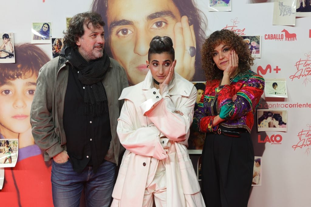 Alba Flores, imitando un gesto de su padre junto a Elena Molina e Isaki Lacuesta