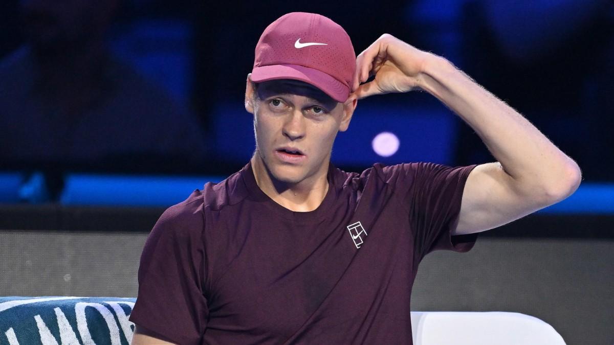 Jannik Sinner, en el banquillo durante el encuentro