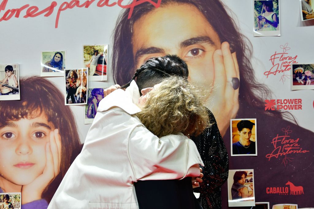 Lolita abrazando a Alba Flores en la premiere del documental Flores para Antonio