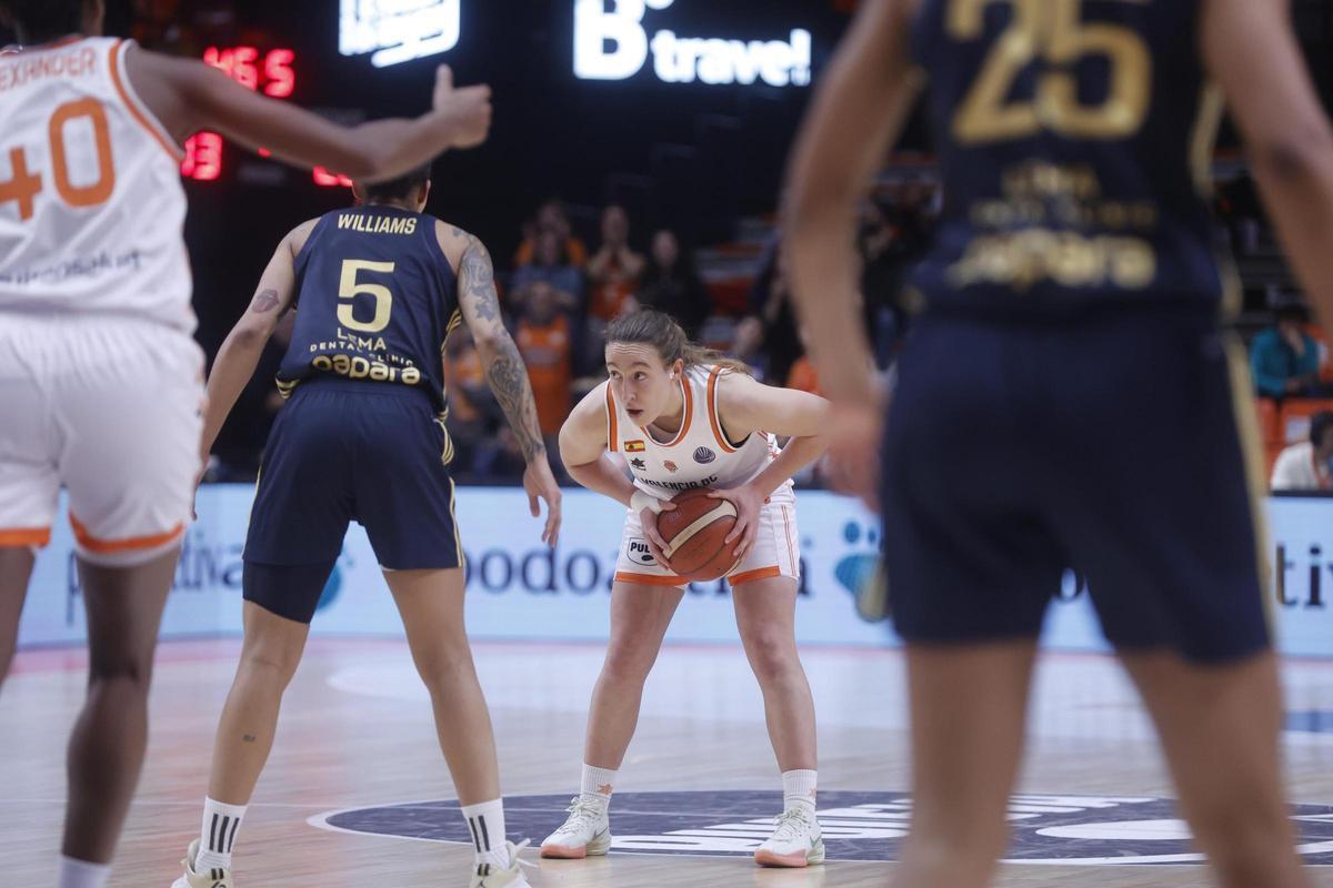 Alicia Flórez, en un partido de Euroleague Women entre el Valencia Basket y el Fenerbahçe.