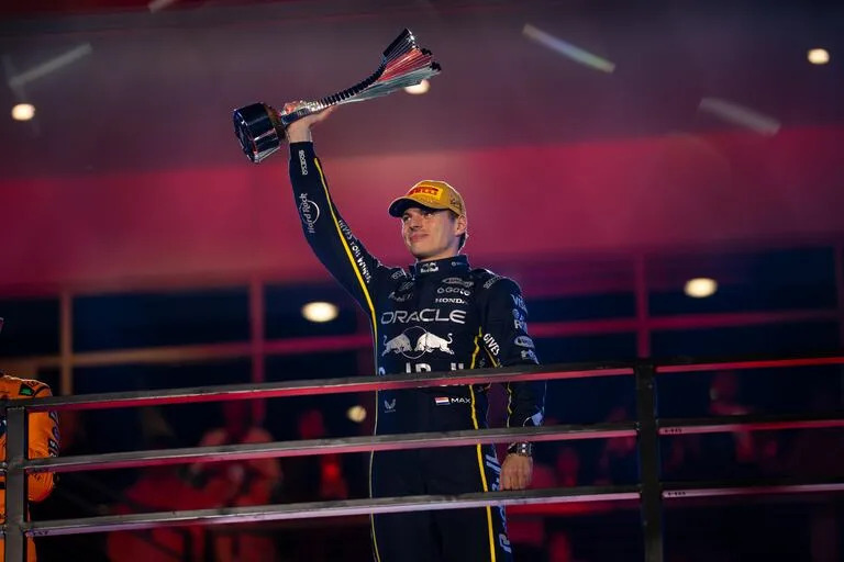 Verstappen ganó en Las Vegas y acecha a los McLaren