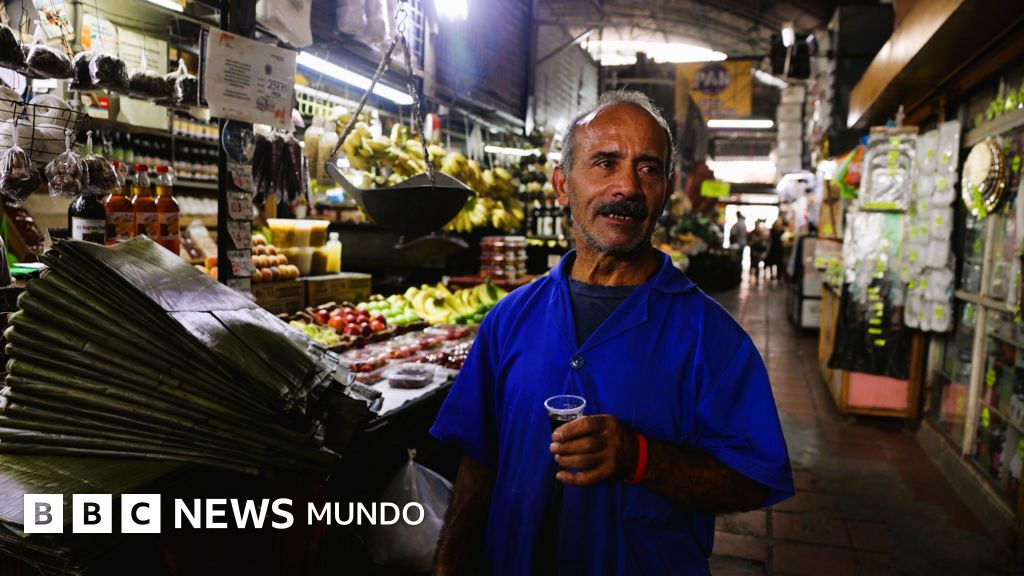 "Lo que nos tiene fregados aquí es el aumento del dólar": cómo viven los venezolanos la posibilidad de un ataque de EE.UU.