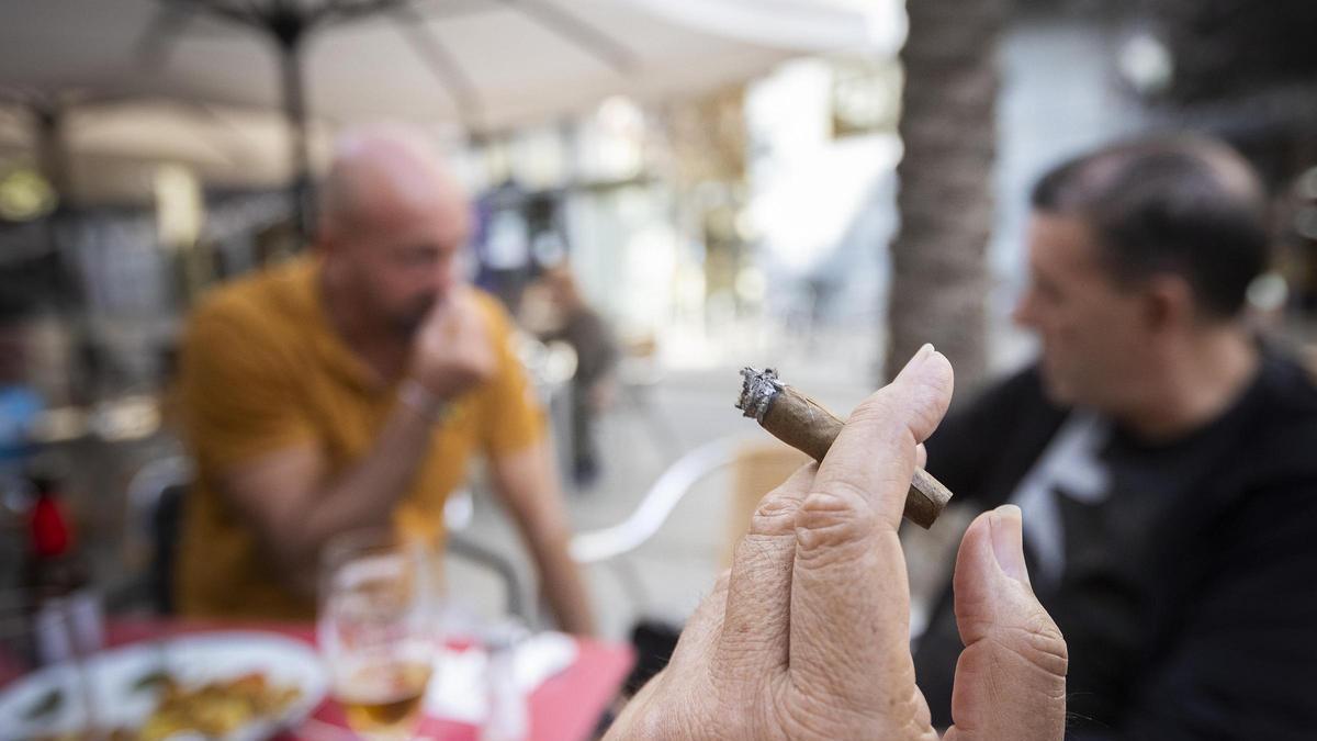 Fumadores con un cigarrillo en una calle de Barcelona