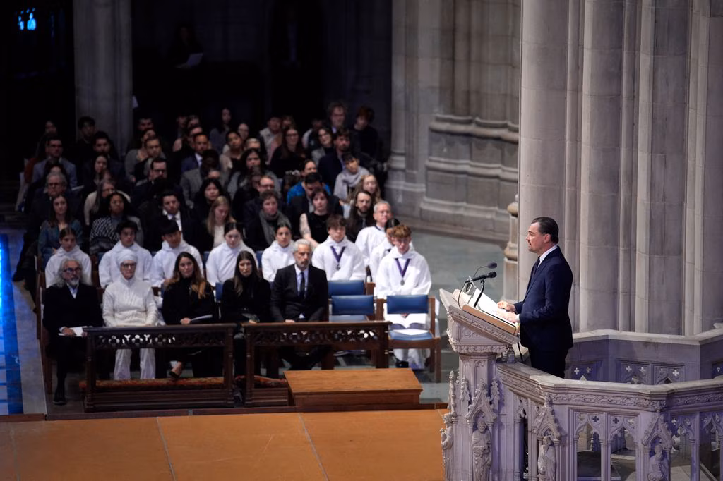 Leonardo DiCaprio pronuncia un discurso en el funeral de Jane Goodall en la Catedral de Washington el 12 de noviembre de 2025