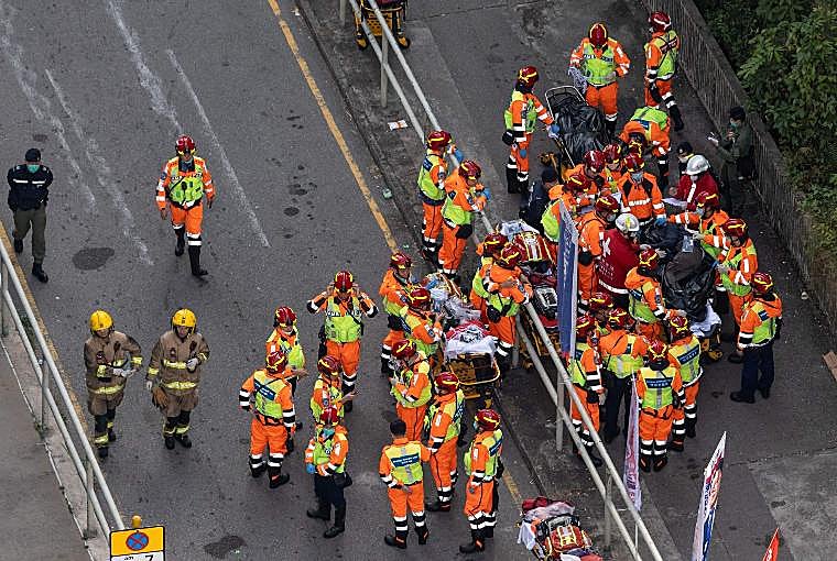 Bomberos trasladan cadáveres para su identificación