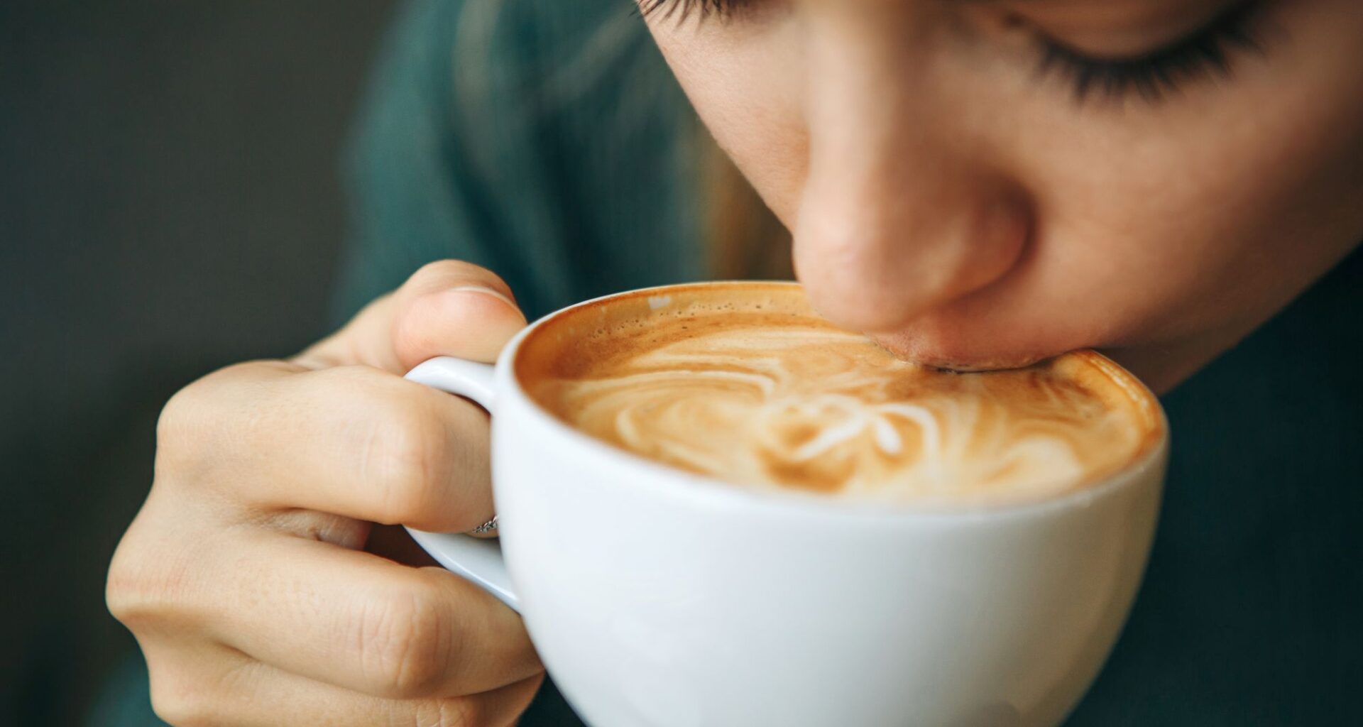 Una chica bebe café de una taza.
