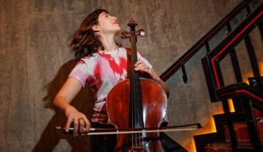 Camille Thomas, la chelista que invoca a Satie con Radiohead