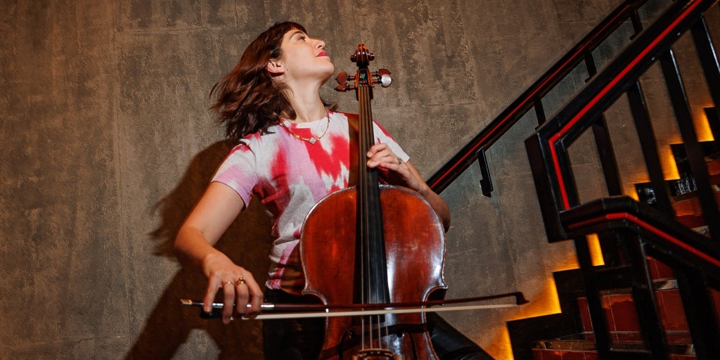 Camille Thomas, la chelista que invoca a Satie con Radiohead