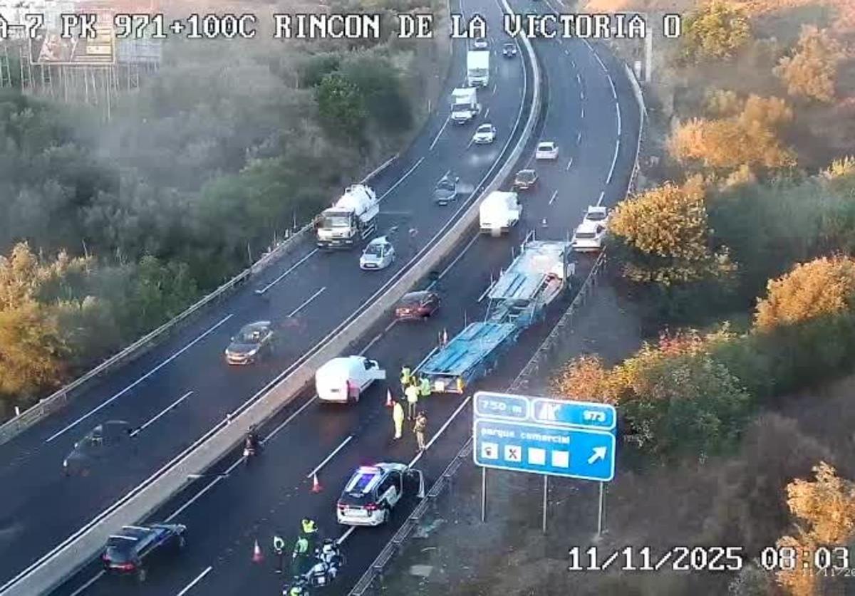 La avería de un camión portacoches colapsa la A-7 en Rincón de la Victoria