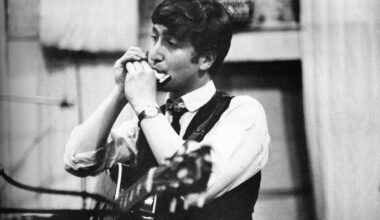 John Lennon tocando la armónica en una canción de The Beatles
