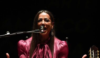 una coronación marcada por la polémica