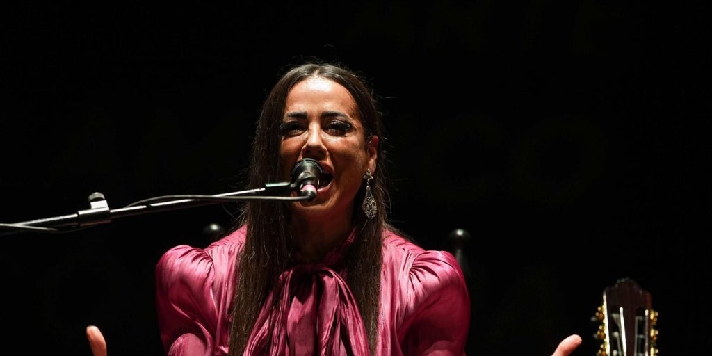 una coronación marcada por la polémica