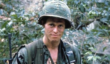 Casi 40 años después, la película bélica de Willem Dafoe que hizo llorar a Pedro Pascal se convierte en un éxito en plataformas