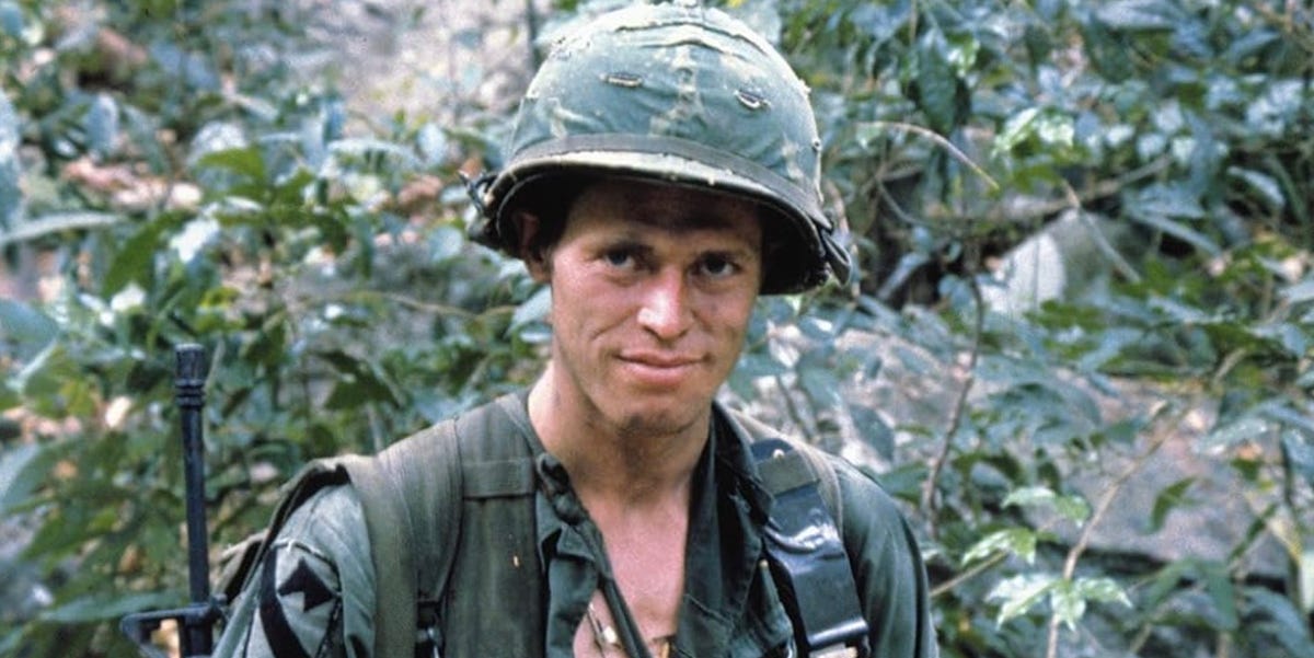 Casi 40 años después, la película bélica de Willem Dafoe que hizo llorar a Pedro Pascal se convierte en un éxito en plataformas