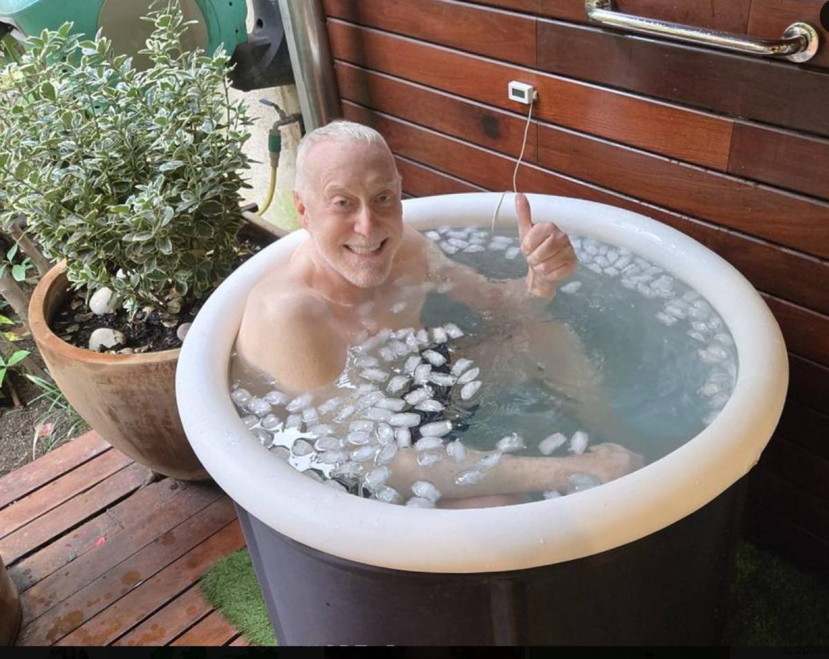 Josep Maria Mainat realizando una inmersión en agua con hielo en un barreño al aire libre. (Foto: Redes Sociales)