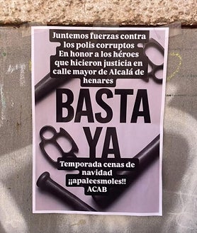 Imagen secundaria 2 - Armas incautadas a algunos de los agresores; en las fotos inferiores, parte de las marcas, aún visibles, del agente agredido en Entrevías, y carteles de burla tras el ataque a agentes de paisano en Alcalá