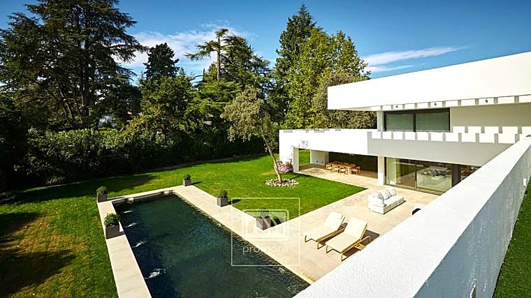 Parte de la terraza y el jardín de la mansión donde Bertín Osborne grabó 'Mi casa es la tuya'