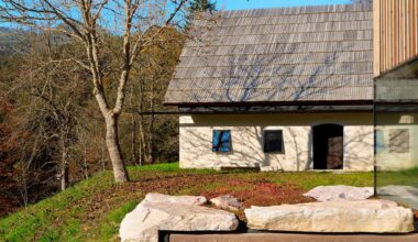 Una pequeña casa de pastores en las montañas convertida en un refugio de estilo rústico moderno