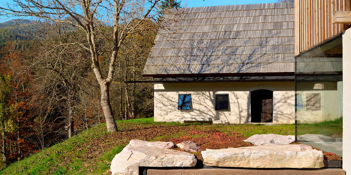 Una pequeña casa de pastores en las montañas convertida en un refugio de estilo rústico moderno