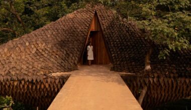 Esta espectacular casa de campo es a la vez un puente en medio de la naturaleza y su interior minimalista fabricado con materiales orgánicos es aún más sorprendente