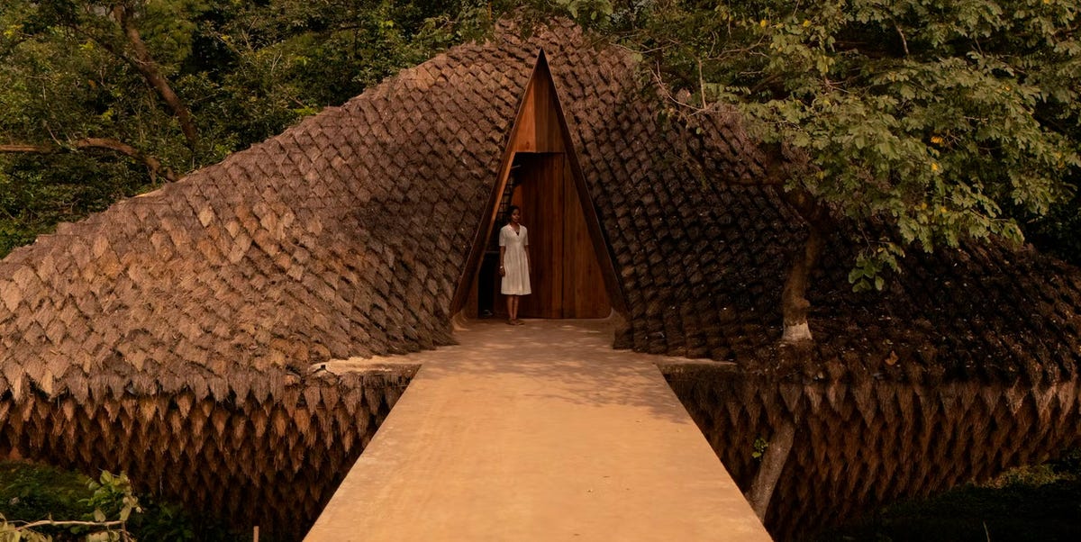 Esta espectacular casa de campo es a la vez un puente en medio de la naturaleza y su interior minimalista fabricado con materiales orgánicos es aún más sorprendente