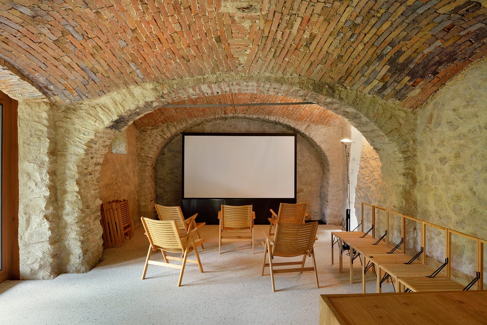 una casita en los alpes de eslovenia que fue una antigua granja