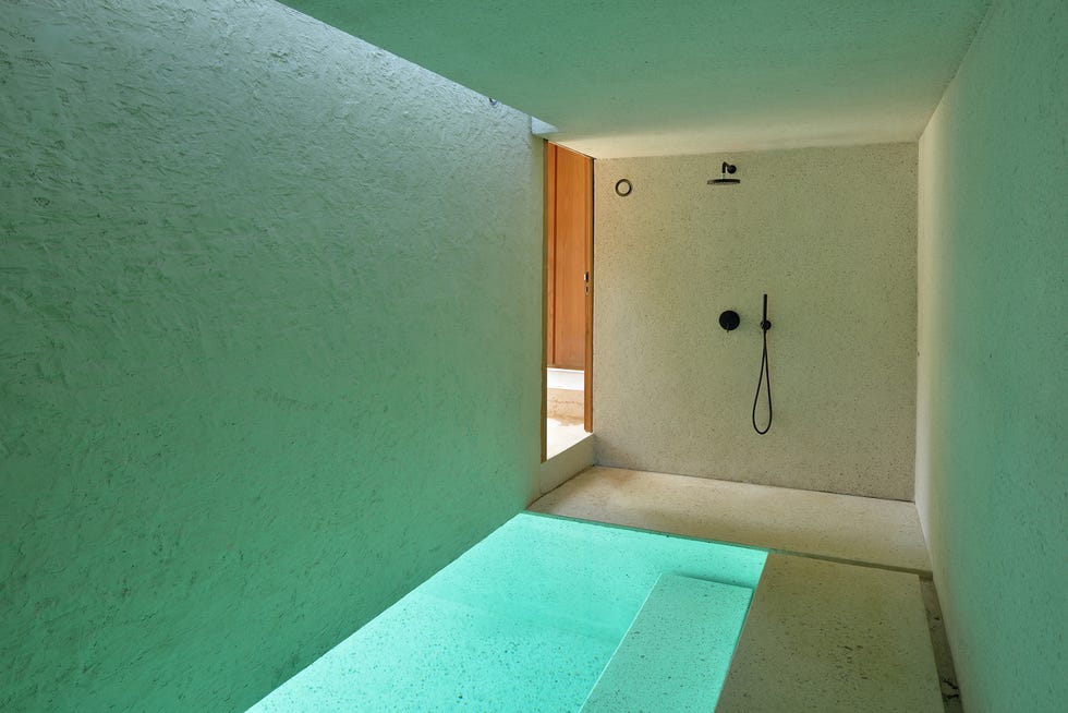 una casita en los alpes de eslovenia que fue una antigua granja