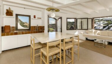 una casa blanca y mediterránea de los años 70 que rinde homenaje a Menorca