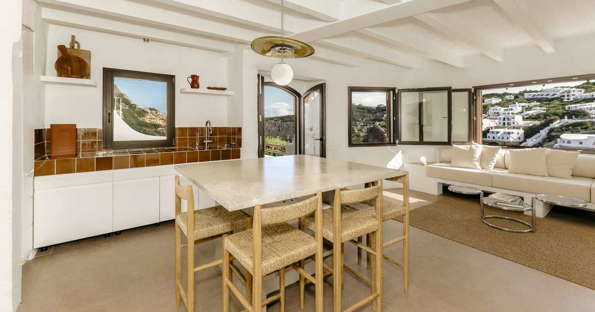 una casa blanca y mediterránea de los años 70 que rinde homenaje a Menorca