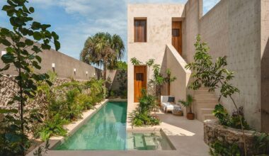 Unos arquitectos reforman esta casa estrecha para aprovechar al máximo el espacio y poner una piscina en el patio