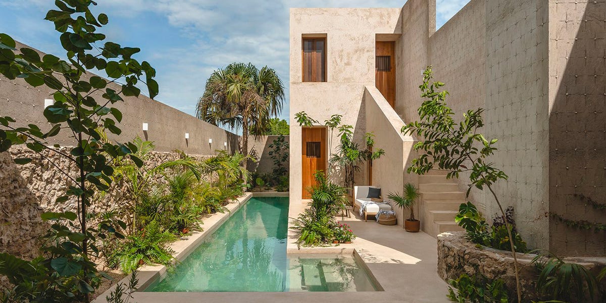 Unos arquitectos reforman esta casa estrecha para aprovechar al máximo el espacio y poner una piscina en el patio