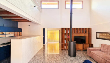 Un padre constructor y un hijo arquitecto construyen esta casa sostenible de 80 m2 en un pequeño pueblo rural de Córdoba