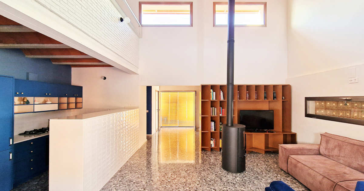 Un padre constructor y un hijo arquitecto construyen esta casa sostenible de 80 m2 en un pequeño pueblo rural de Córdoba