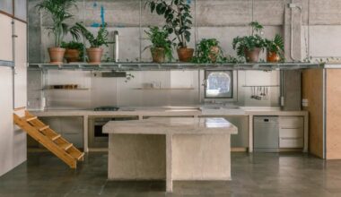 Con menos de 380 euros por metro cuadrado, un estudio convierte una nave industrial de Sant Adrià de Besòs en una casa-oficina tipo loft