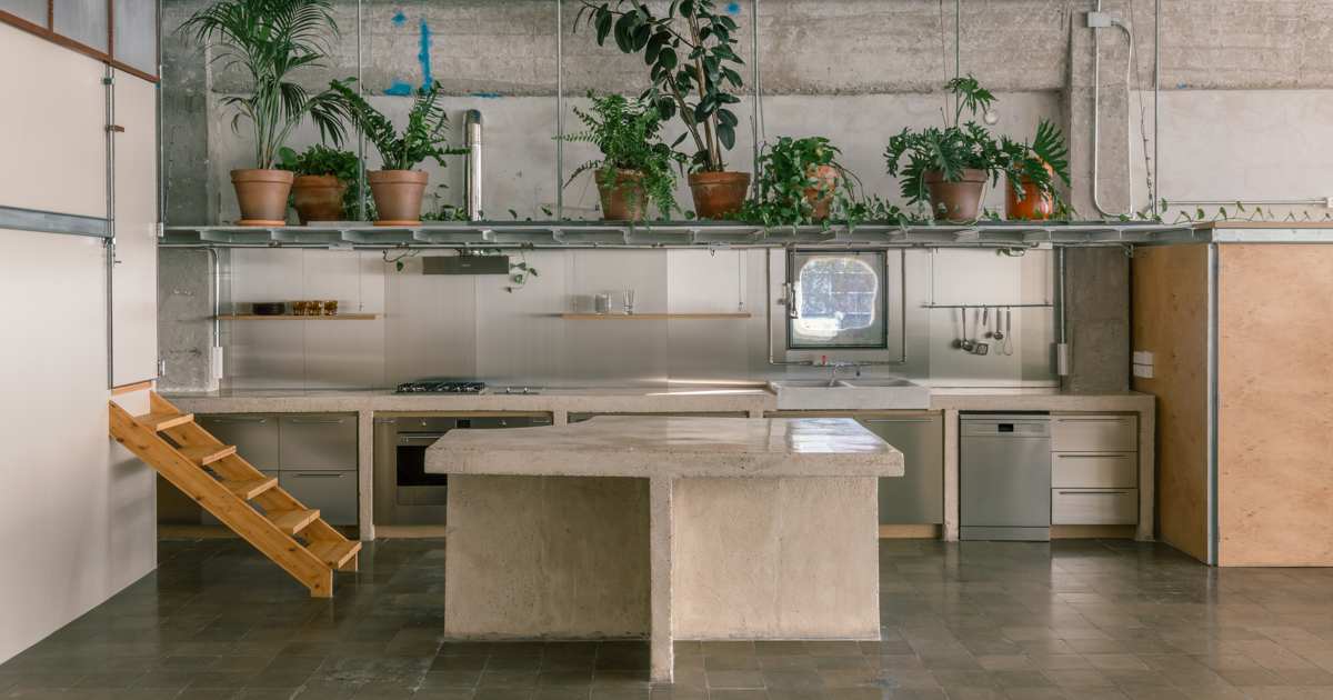 Con menos de 380 euros por metro cuadrado, un estudio convierte una nave industrial de Sant Adrià de Besòs en una casa-oficina tipo loft