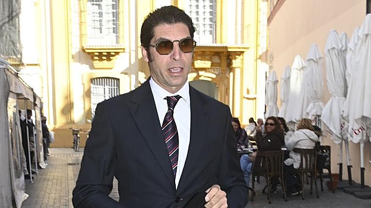 Cayetano Rivera, a su llegada a la iglesia