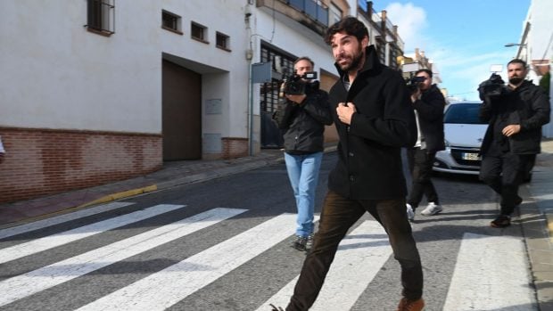 Cayetano Rivera caminando por la calle. (Foto: Gtres)