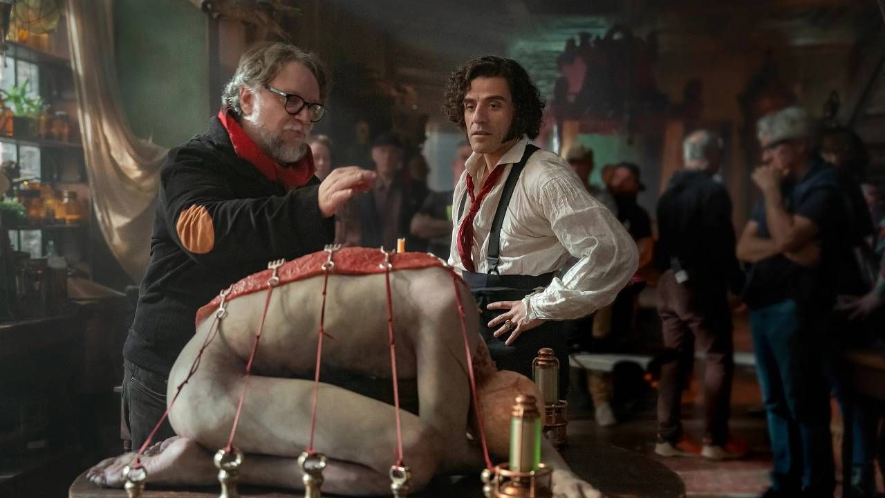 Guillermo del Toro junto a Oscar Isaac en el rodaje de 'Frankenstein'