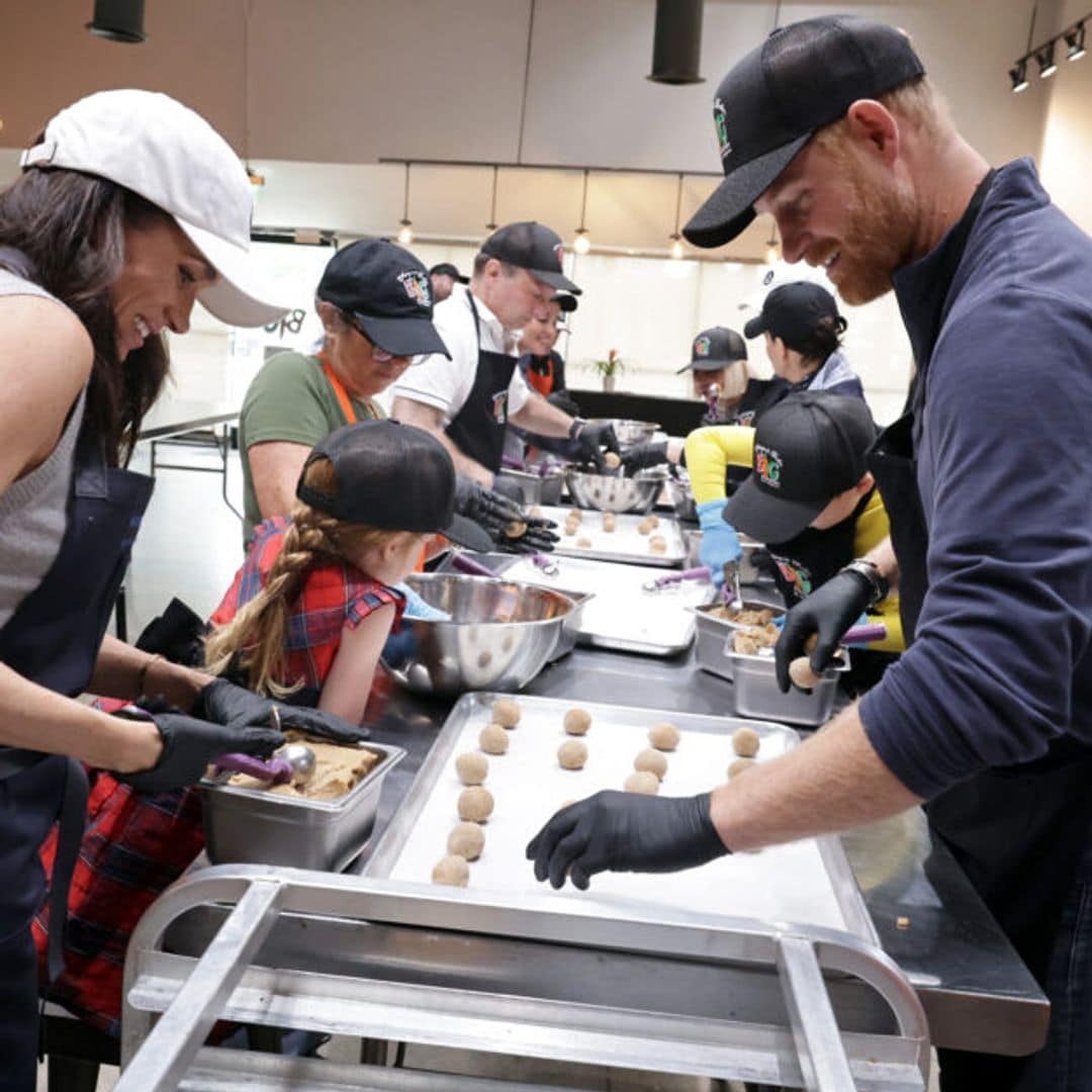 Harry y Meghan con sus hijos en el comedor social Our Big Kitchen de Los Ángeles