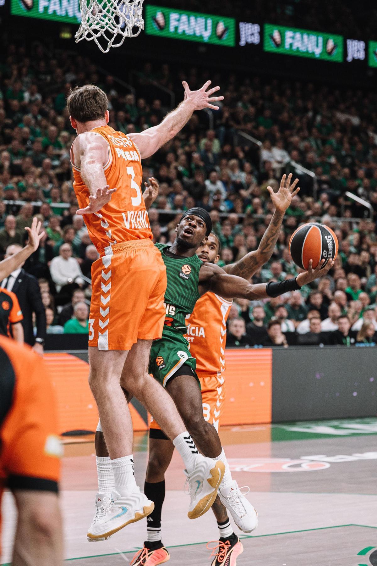 Nate Reuvers intenta frenar a Sylvain Francisco en el partido del Valencia BC ante el Zalgiris en Kaunas.