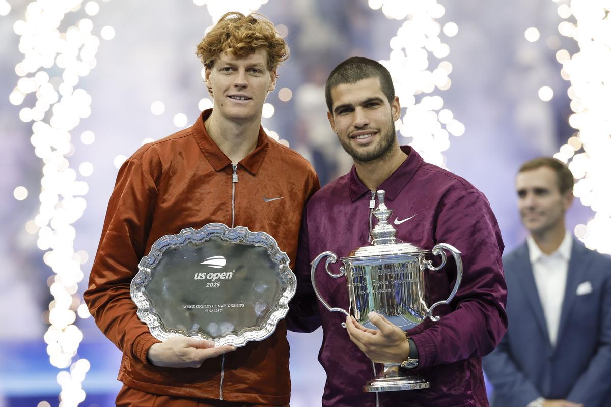 FLUSHING MEADOWS (United States), 08/09/2025.- Carlos Alcaraz of Spain (R) and Jannik Sinner of Italy (L) pose with the champions trophy and the runner up trophy respectively after the men’s singles final of the US Open Tennis Championships at the USTA Billie Jean King National Tennis Center in Flushing Meadows, New York, USA, 07 September 2025. (Tenis, Italia, España, Nueva York) EFE/EPA/JOHN G. MABANGLO