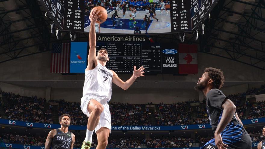 Aldama enfila la canasta para anotar.