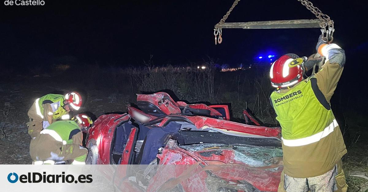 Dos personas muertas y tres heridas tras caer un coche por un barranco en Benassal (Castellón)