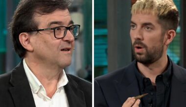 El extremeño Javier Cercas sorprende a Broncano en 'La Revuelta' con un regalo ligado al 23-F