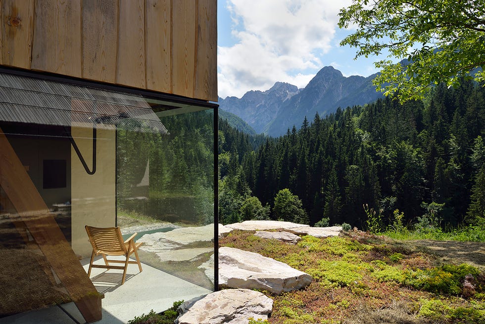 una casita en los alpes de eslovenia que fue una antigua granja