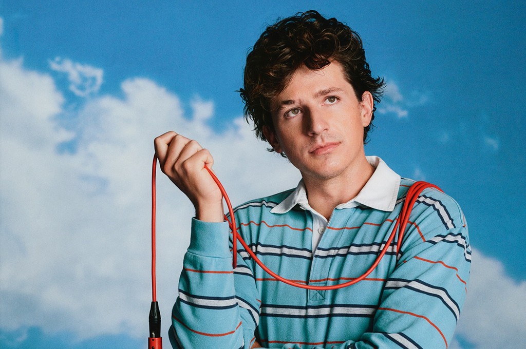 Charlie Puth evoca a Hughes, Gondry, Gabriel... en 'Changes'