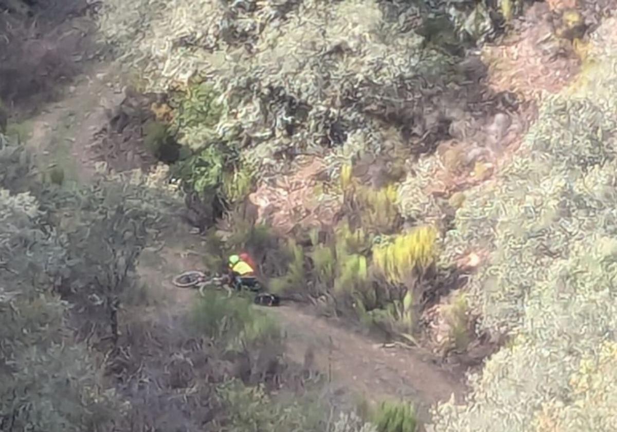 Rescatan a un ciclista de 70 años lesionado en una zona de difícil acceso del Bierzo