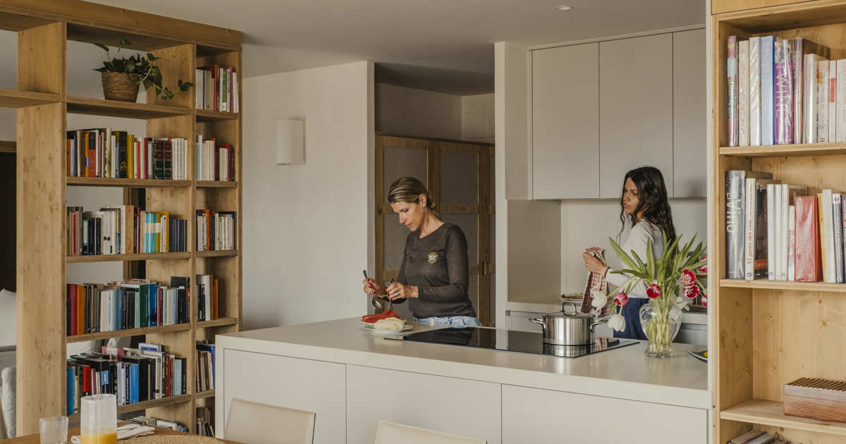 este piso barcelonés de los años 70 ahorra energía con estrategias bioclimáticas